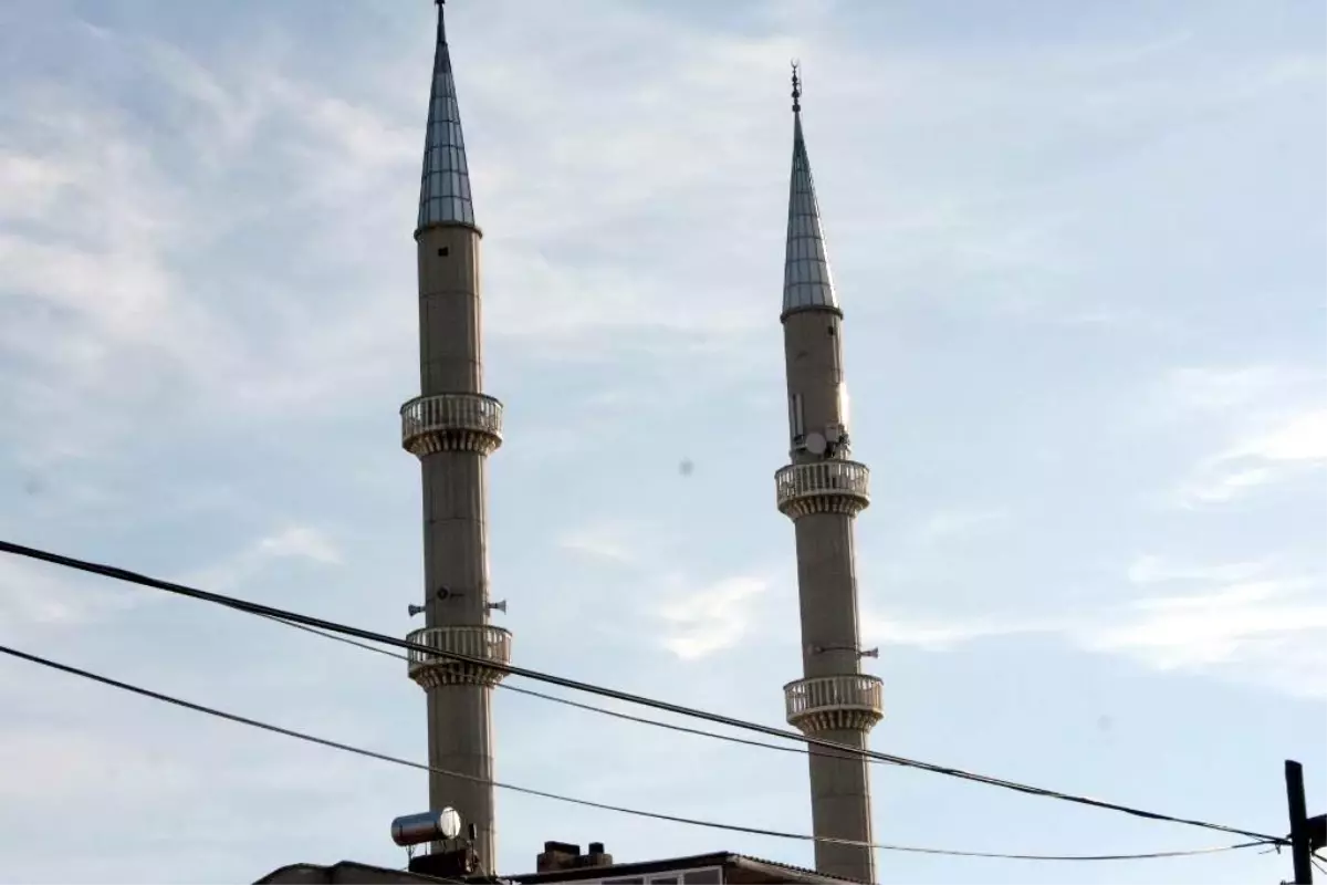 Burhaniye\'de Baz İstasyonları Güneş Enerjisi Oldu, Cami Minarelerine Çıktı