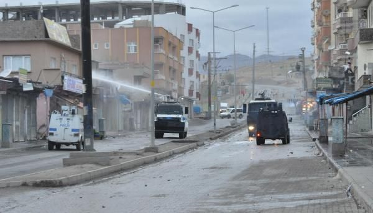 Cizre\'de Yolu Kapatıp Polisle Çatıştılar )
