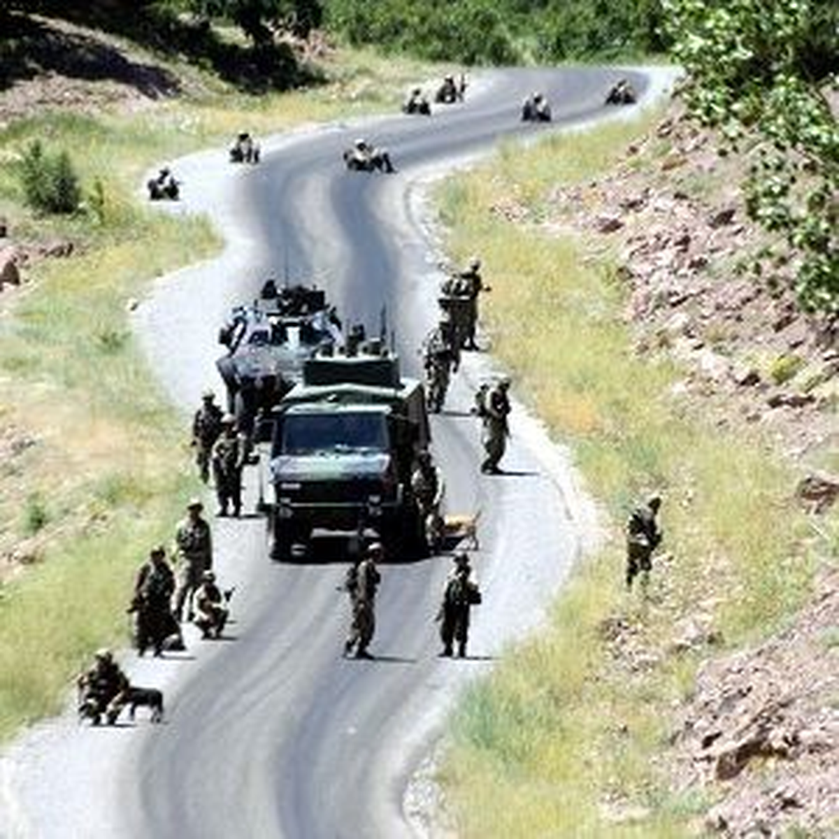 Çukurca ) Askeri Birliğe Havanlı Saldırı 1 Asker Yaralı