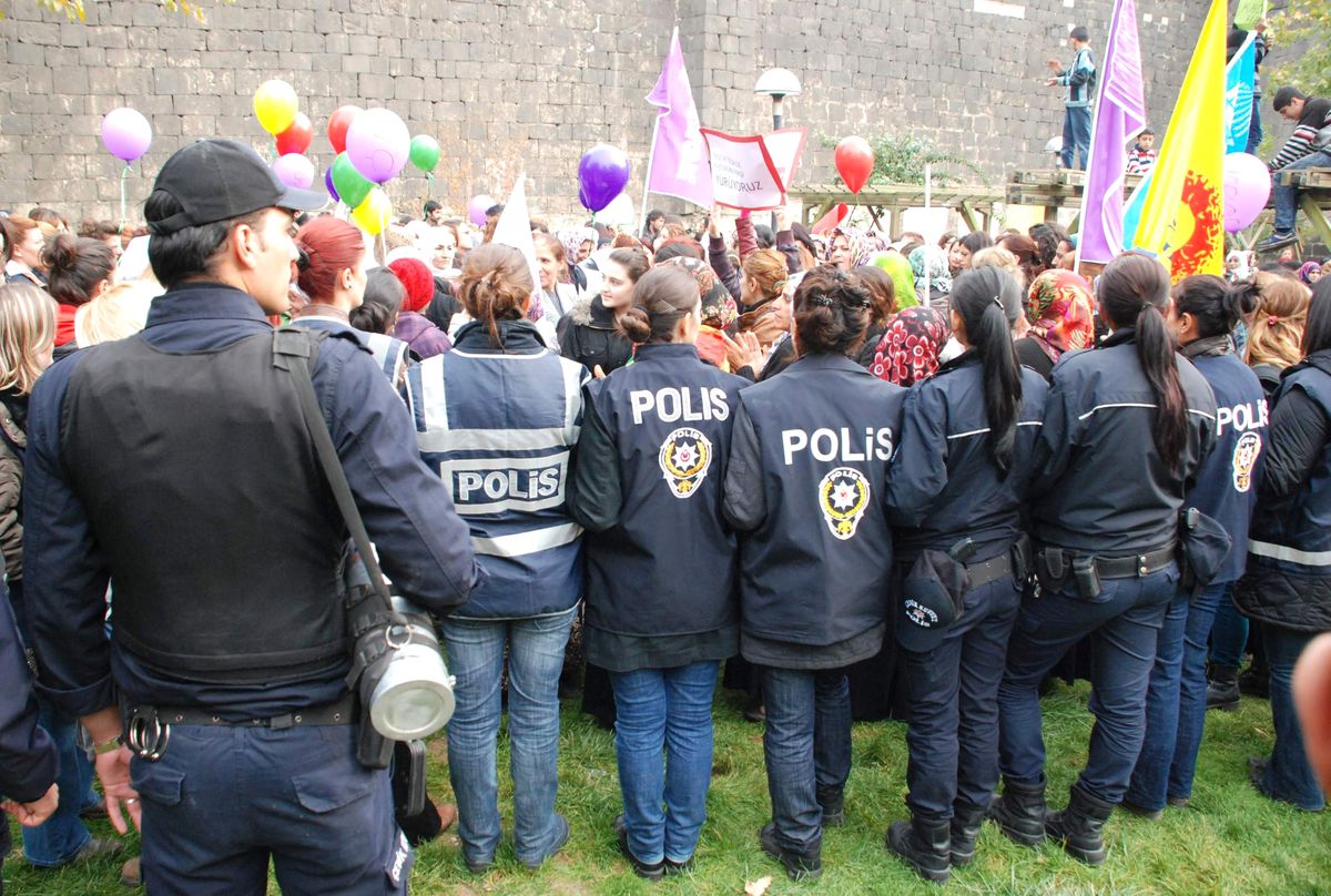 Diyarbakır\'da Gergin Kadın Yürüyüşü