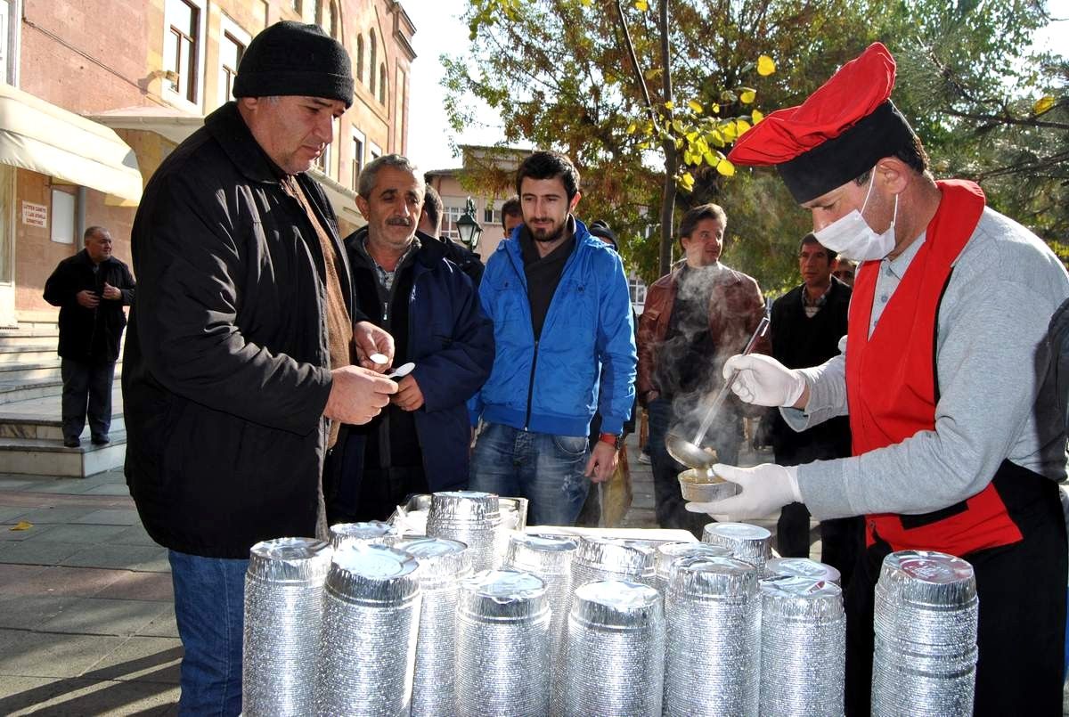 Edimder Aşure Dağıttı