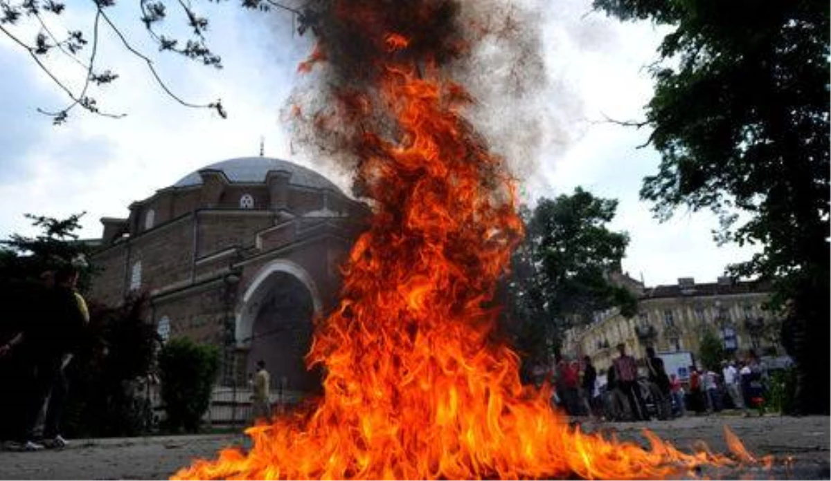 Fransa\'da Camiye Yapılan Saldırı Protesto Edildi