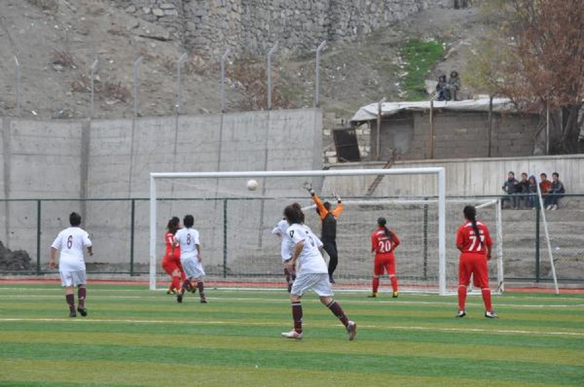 Hakkari Gücü Bayan Futbol Takımı Rakibine Gol Yağdırdı