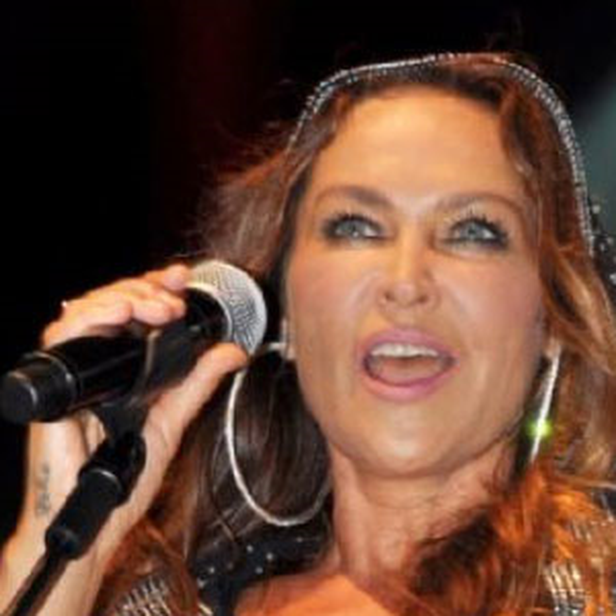 Hülya Avşar\'dan Şişlili Öğretmenlere Muhteşem Konser