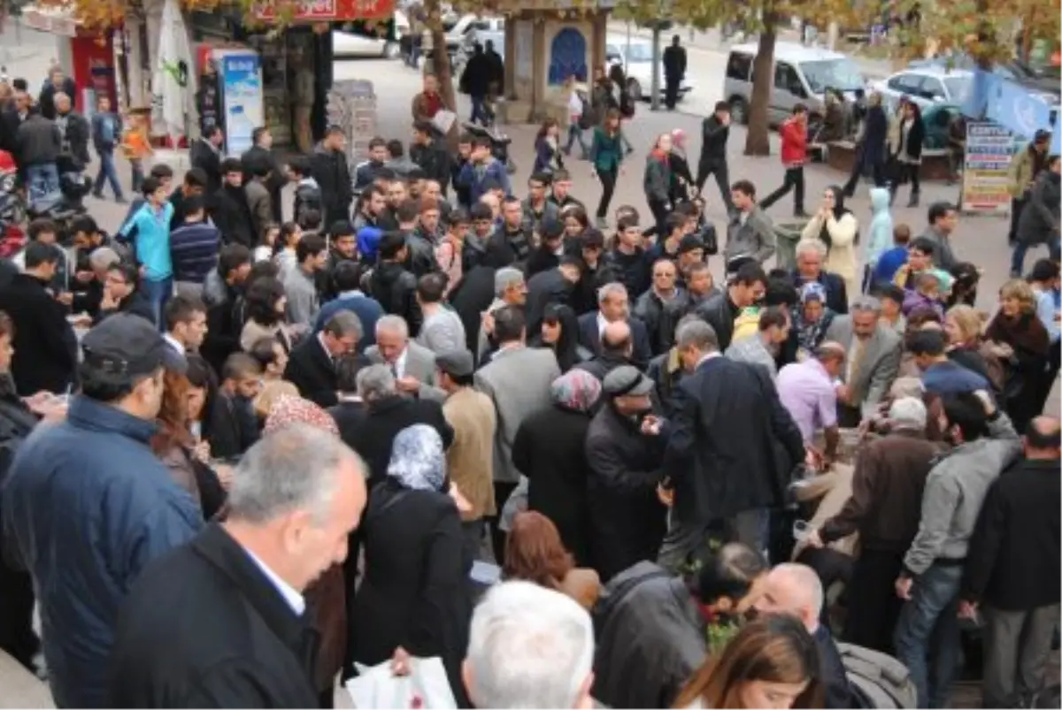 Isparta Ülkü Ocakları Aşure Dağıttı
