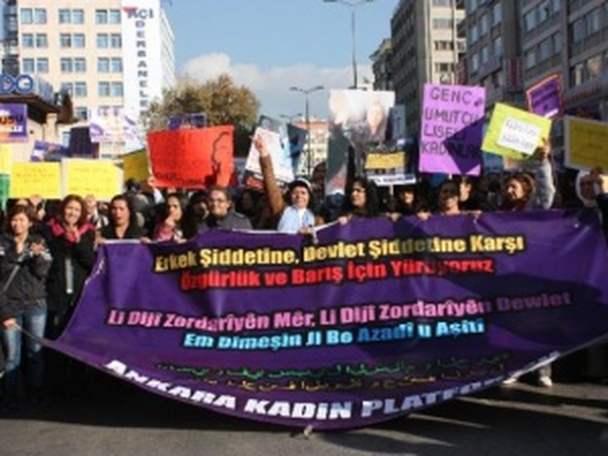 Kadına Şiddete \'Halaylı\' Protesto