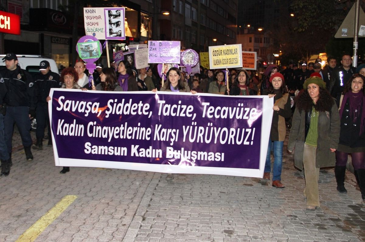 Kadınlar Şiddete Karşı Yürüdü