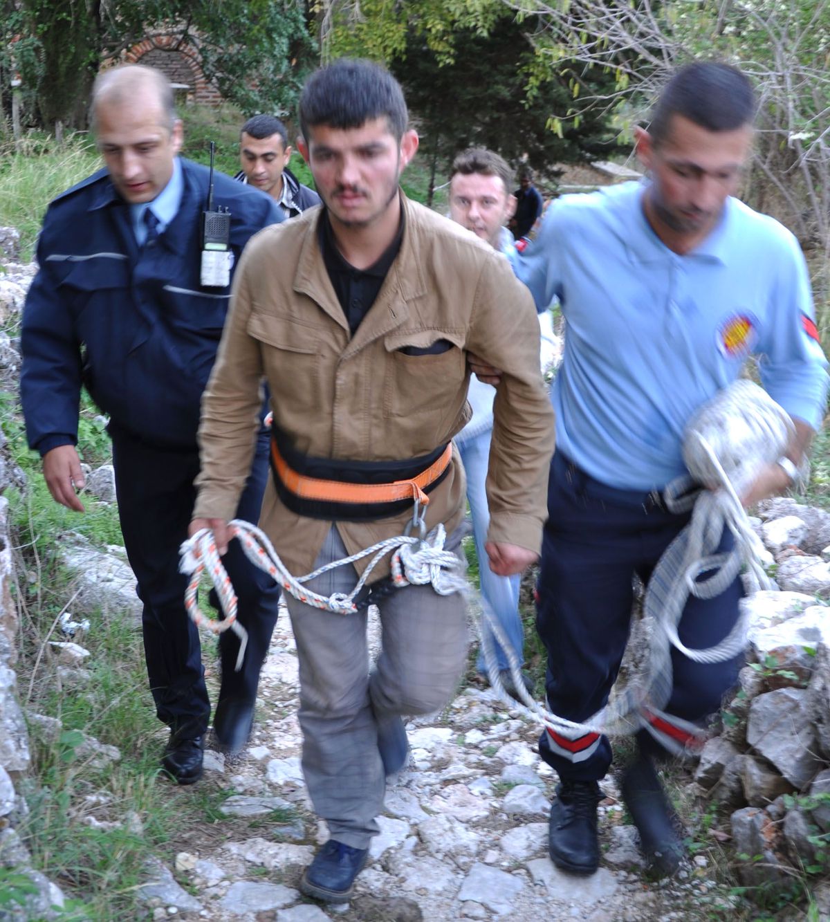 Kayalıklarda Mahsur Kaldı, İtfaiye Tarafından Kurtarıldı