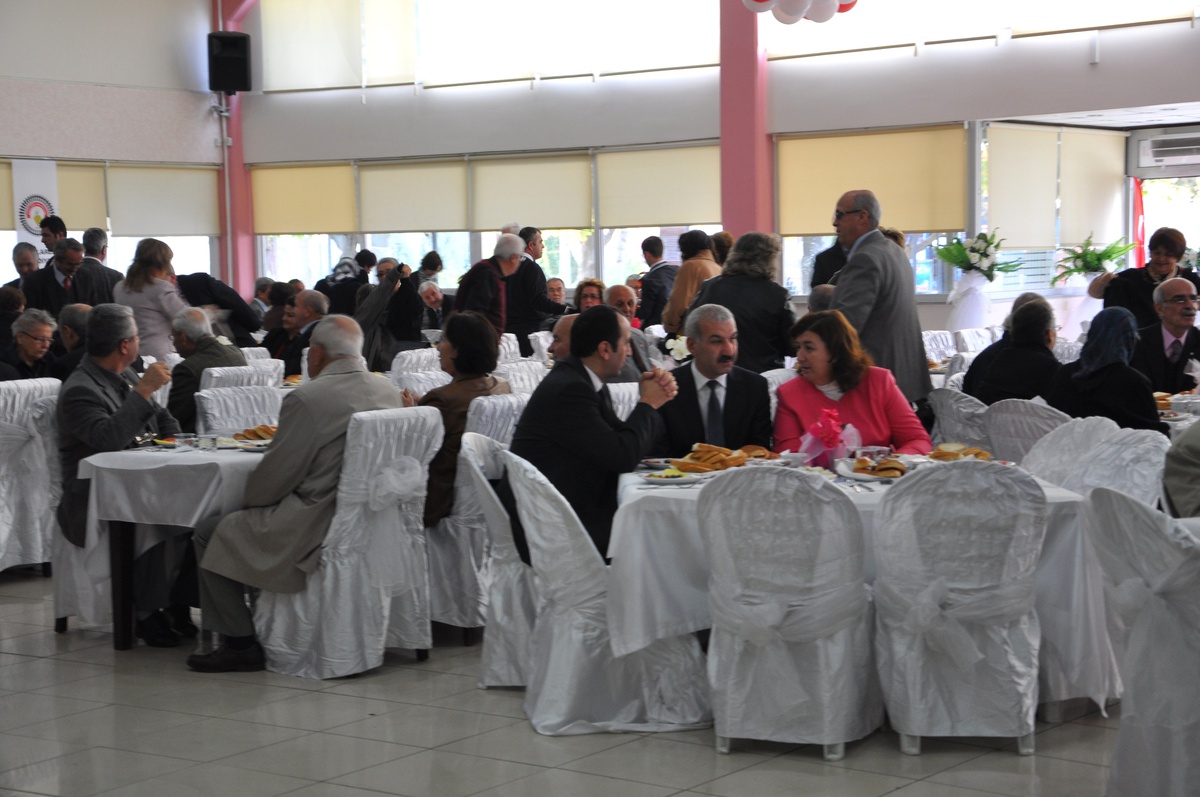 Kırklareli Belediyesi\'nden Emekli Öğretmenlere Kahvaltı