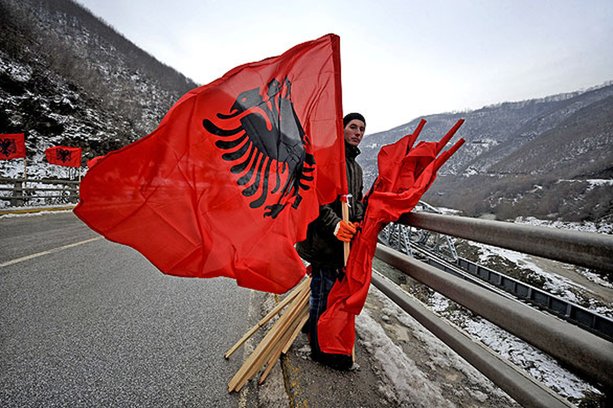 Kosova\'da Arnavutluk Bayrakları Yok Satıyor