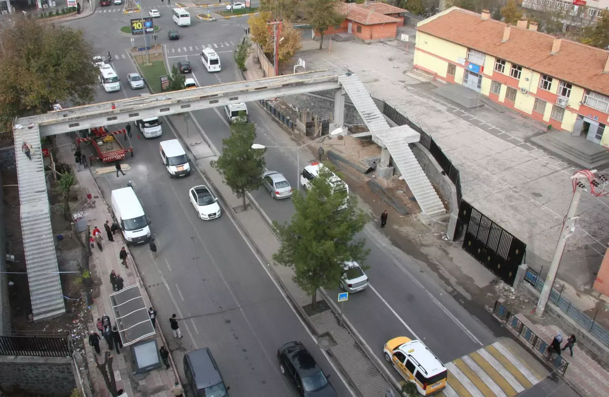 Trafik Kazalarını Önlemek İçin Üst Geçit Yapılıyor