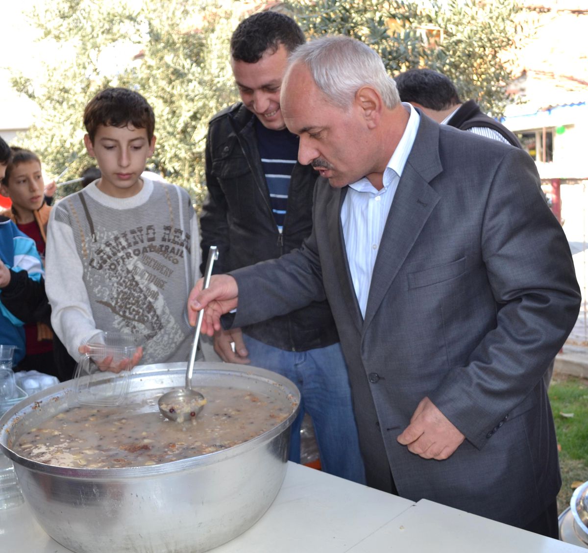 Turgutlu\'da Yüzlerce Kişiye Aşure Dağıtıldı