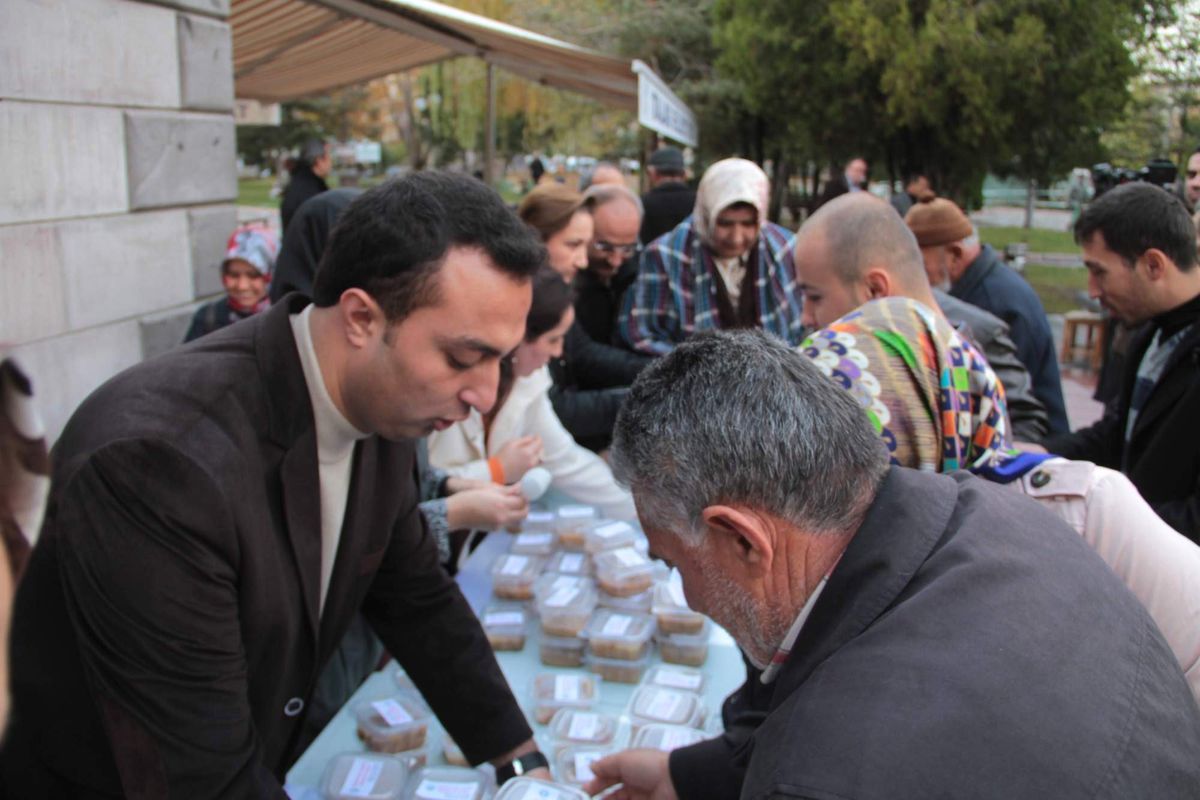 2500 Kişilik Aşure Dağıtıldı