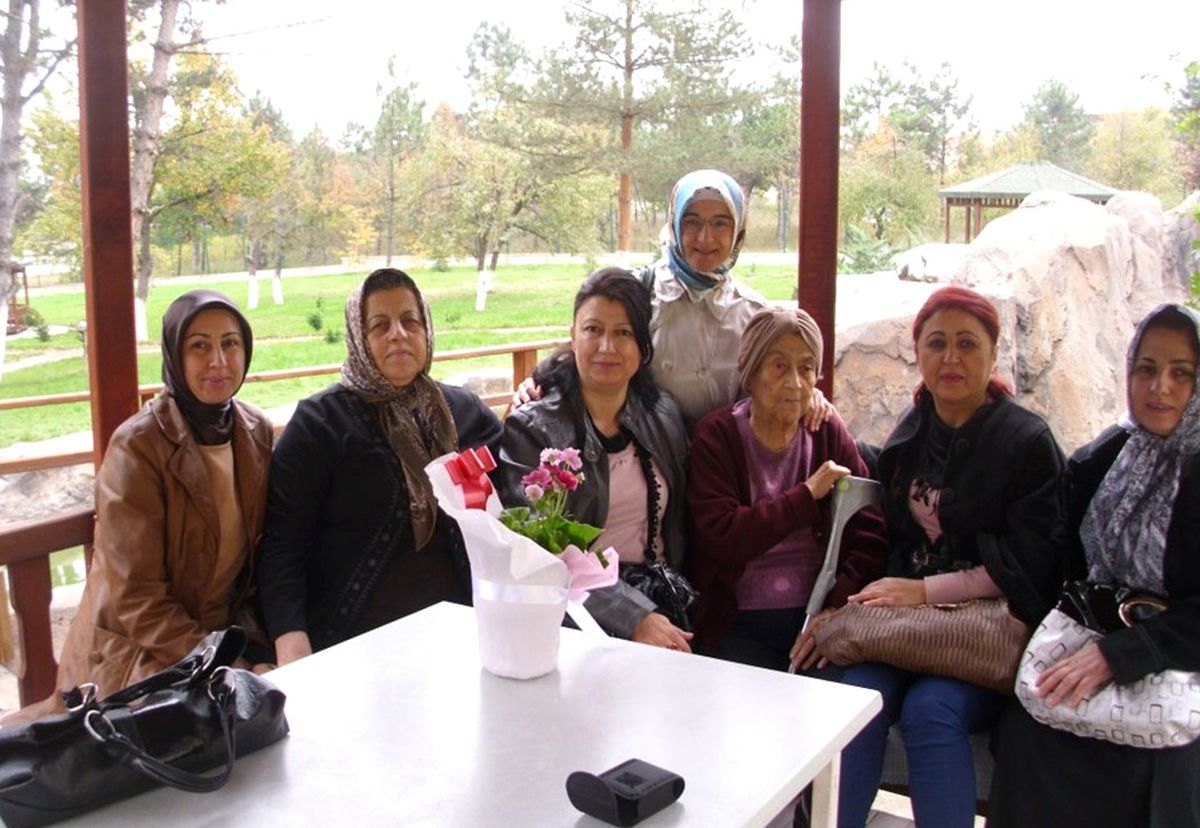 AK Parti Kadın Kollarından Huzurevinde Kalan Öğretmen\'e Ziyaret