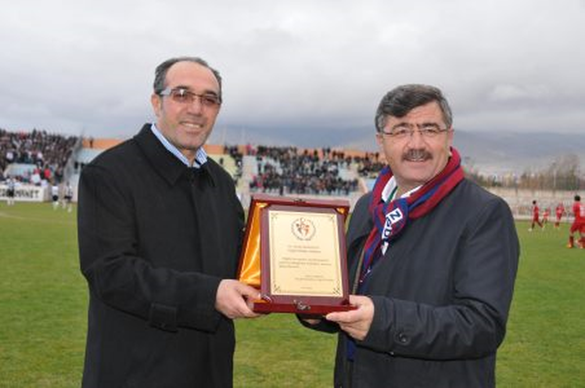 Akdoğan\'a Spora Katkılarından Dolayı Plaket