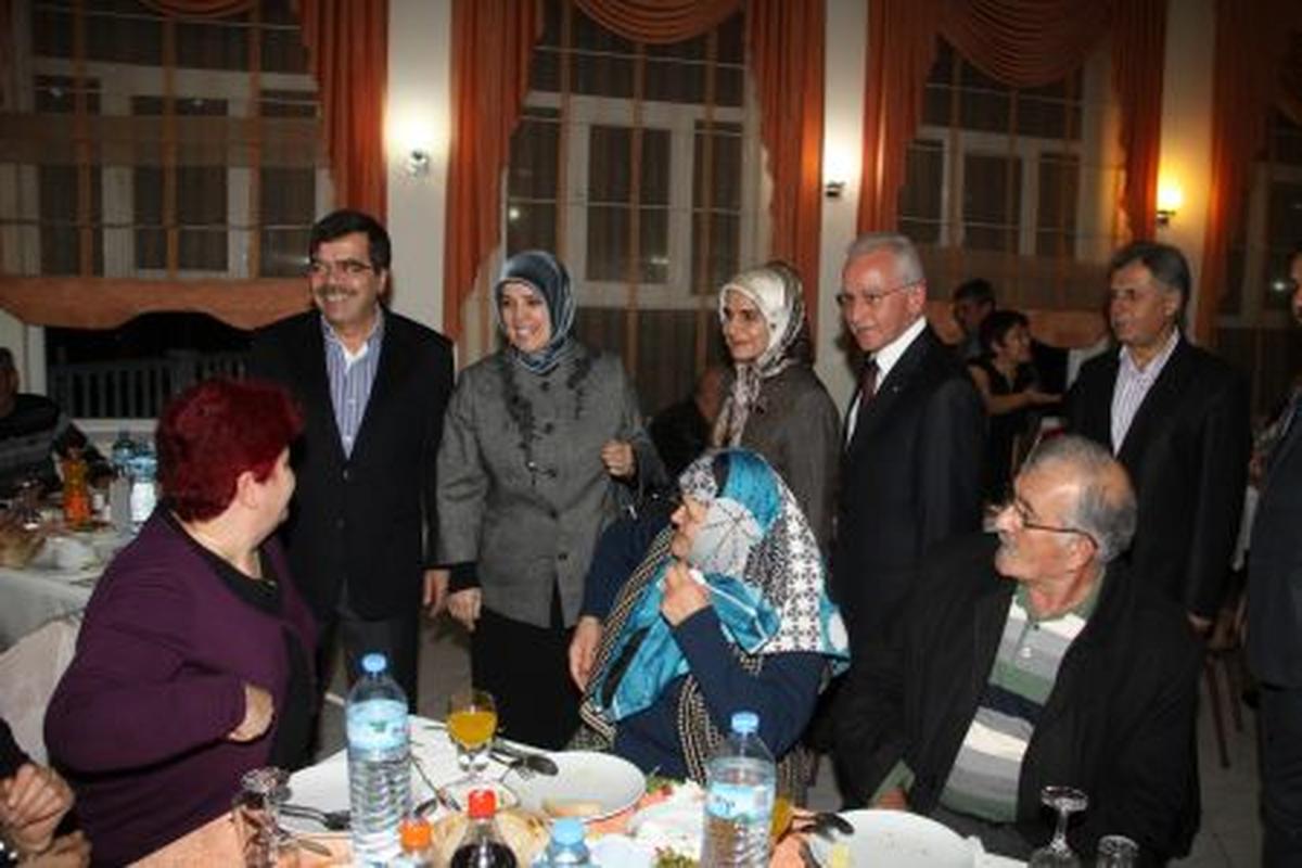 Başkan Akkaya\'dan Emekli Öğretmenlere Yemek