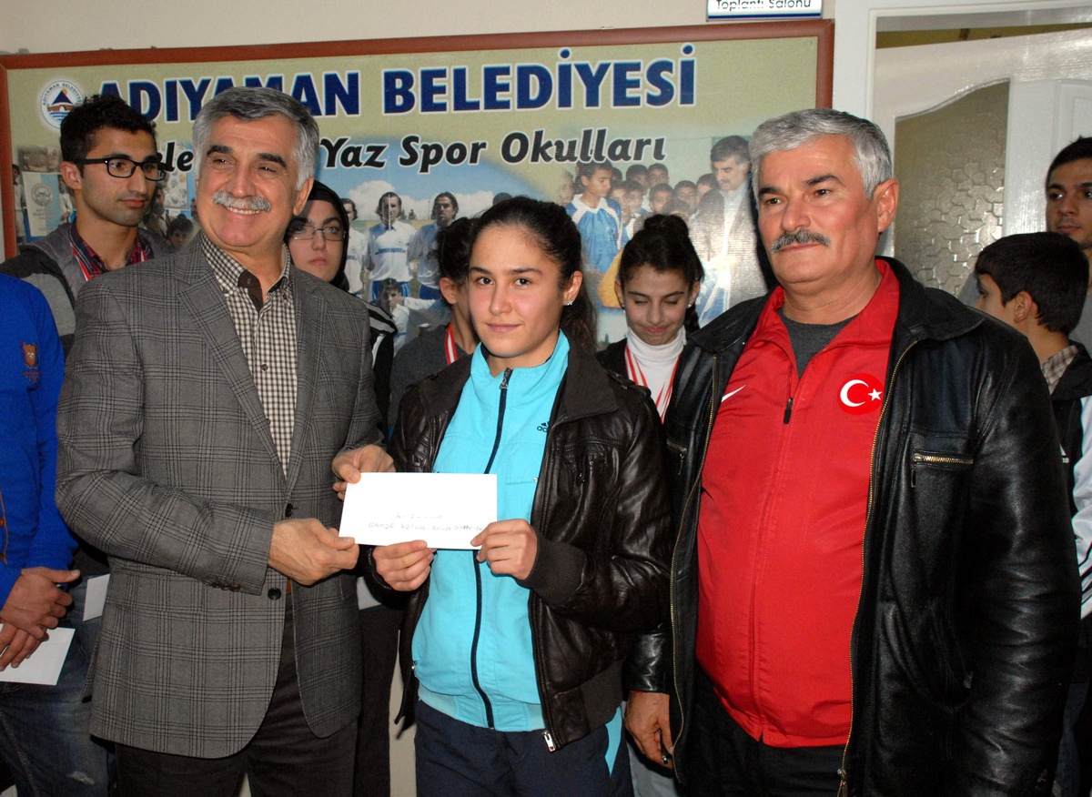 Başkan Büyükaslan, Derece Yapan Sporcuları Ödüllendirdi