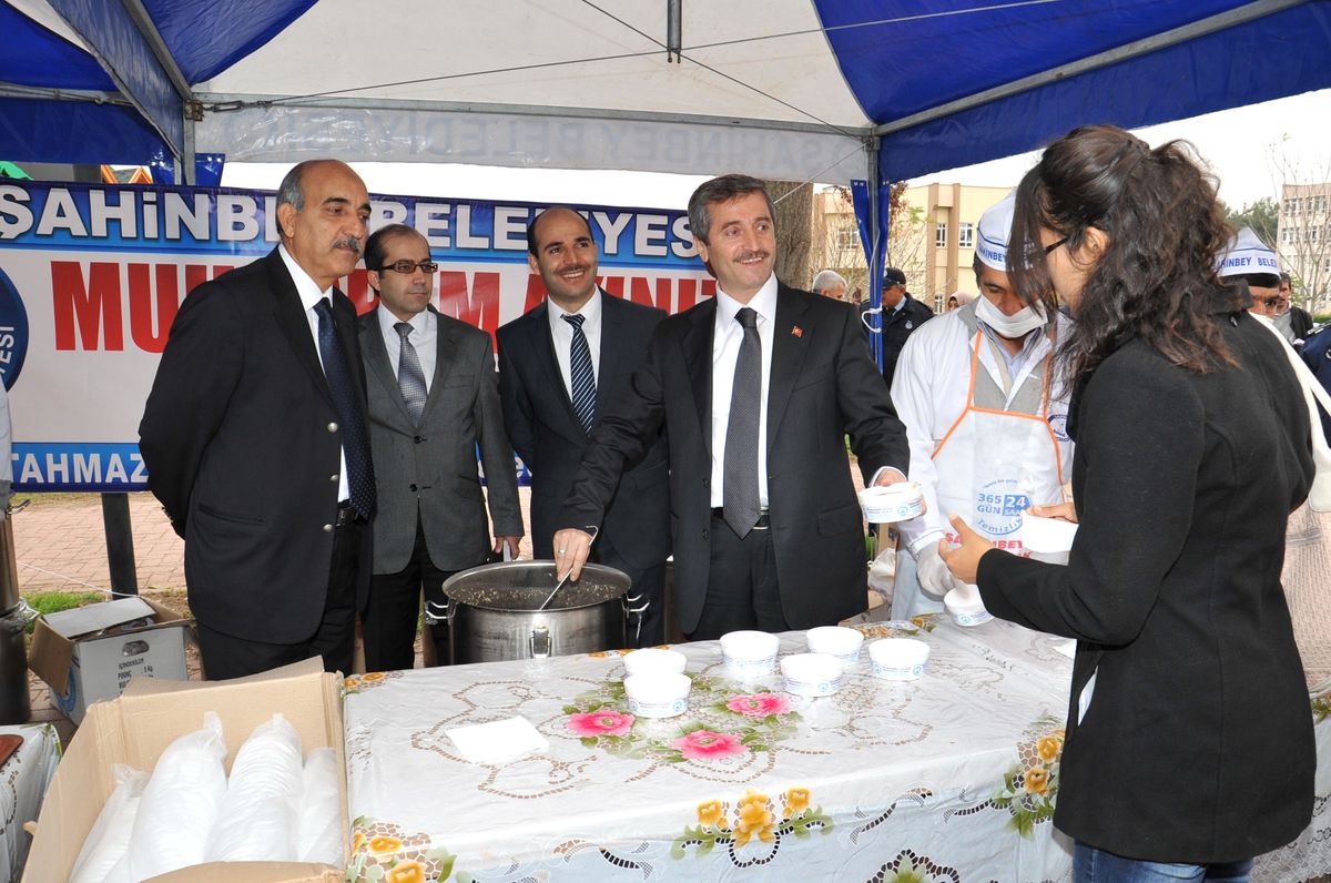 Başkan Tahmazoğlu\'ndan Üniversitelilere Aşure İkramı