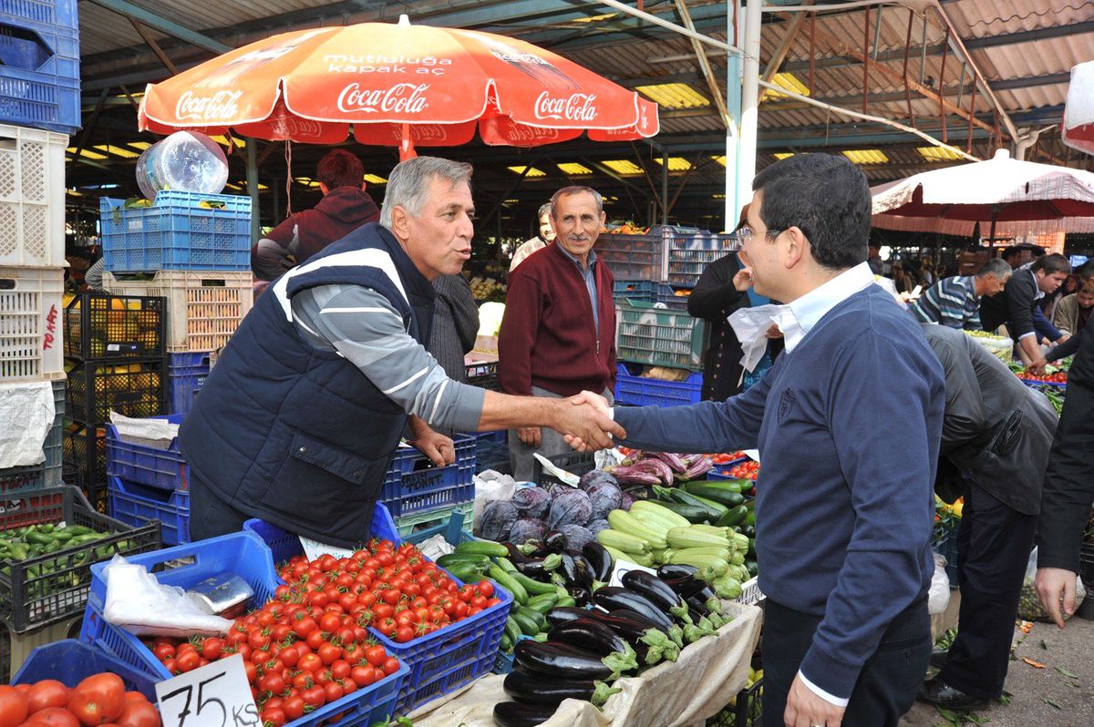 Başkan Tütüncü Aşure Dağıttı