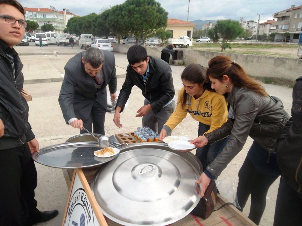 Burhaniye\'de Kermes Geliri Mesleki Eğitime Katkı Olacak