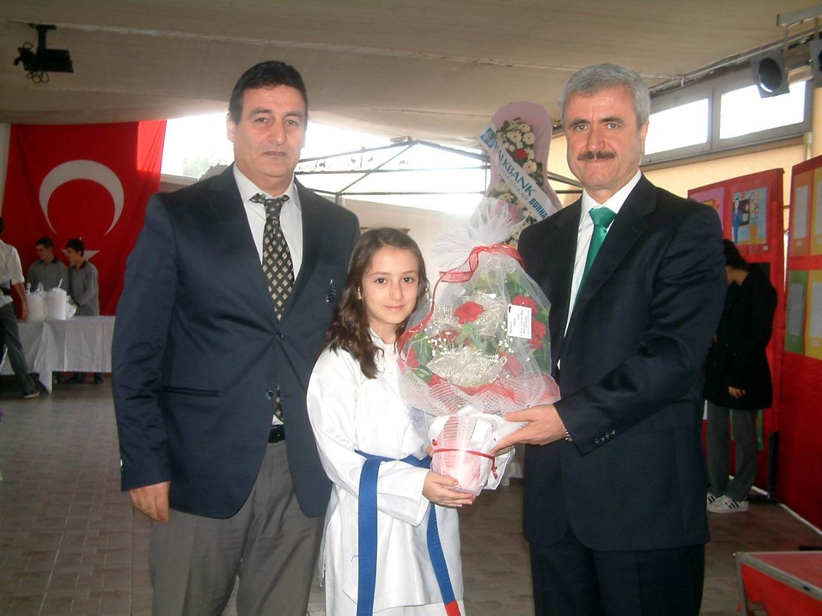 Burhaniye\'de Spora Desteğe Çiçekli Teşekkür