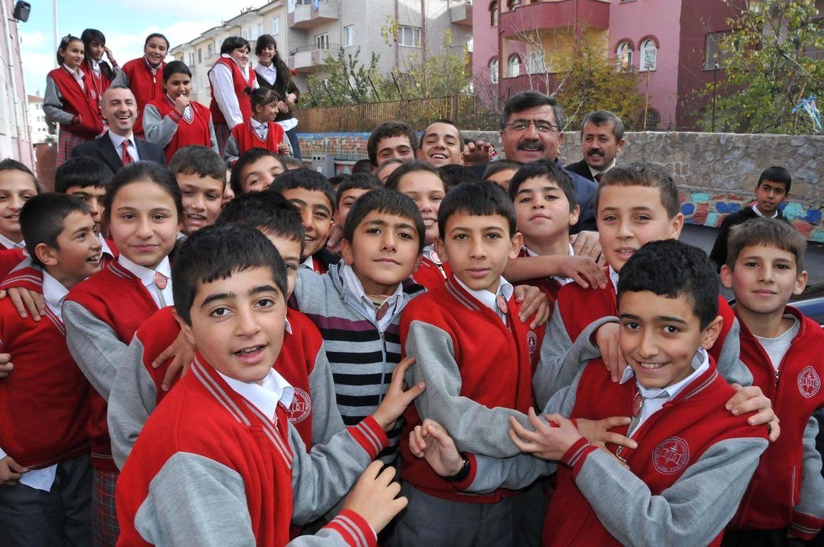 Çocuklardan Başkan Akdoğan\'a Sevgi Seli
