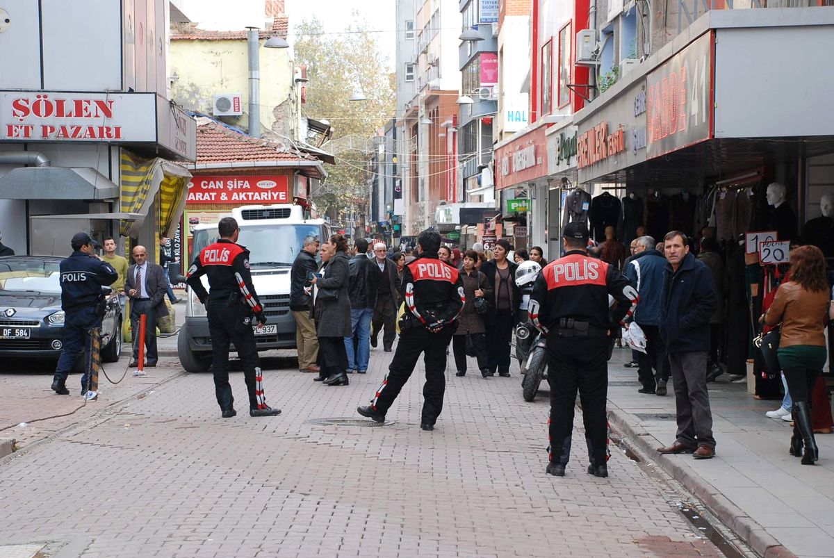 Defterdarlık Önünde Unutulan Poşet Bomba Sanıldı
