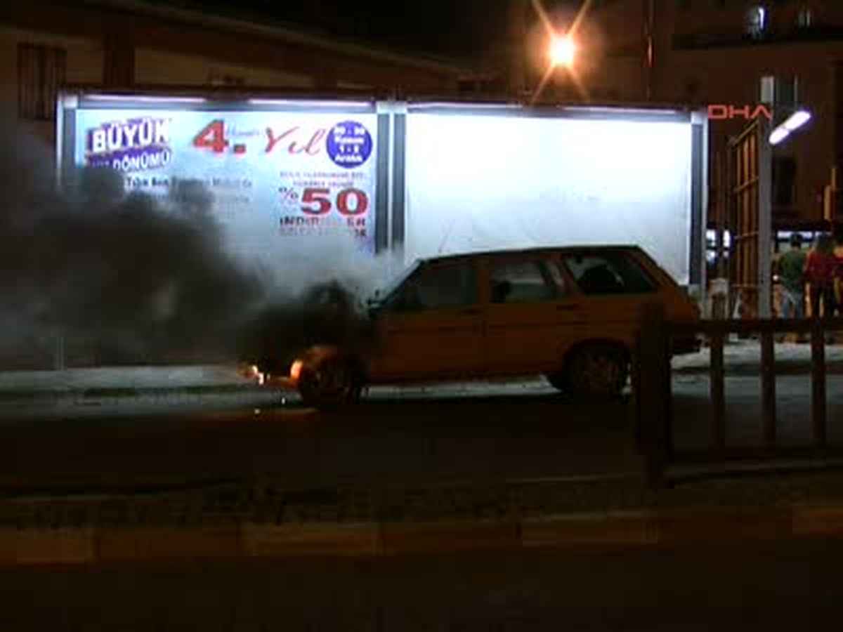 Otomobil Yandı, Gözyaşlarına Boğuldu