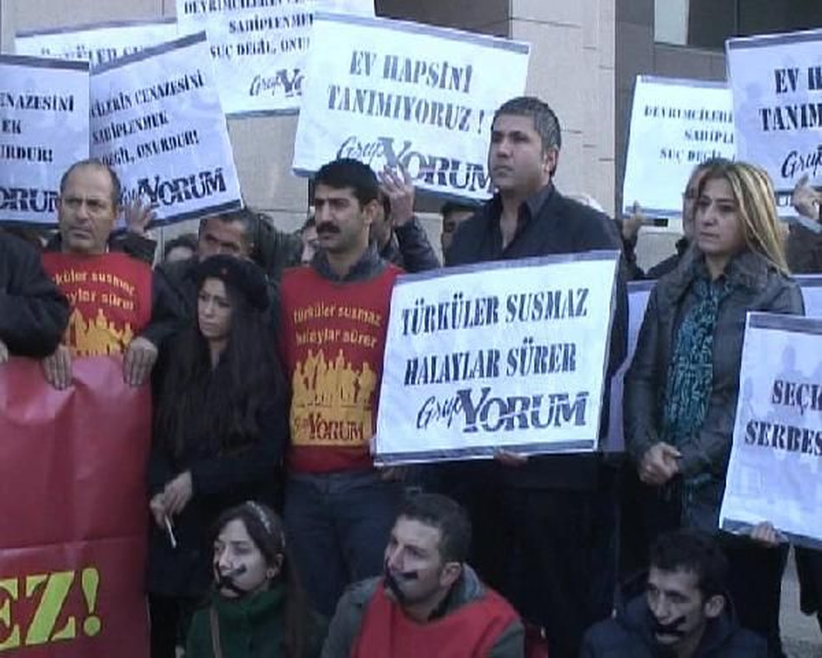 Grup Yorum\'dan Zincirli ve Siyah Bantlı Eylem