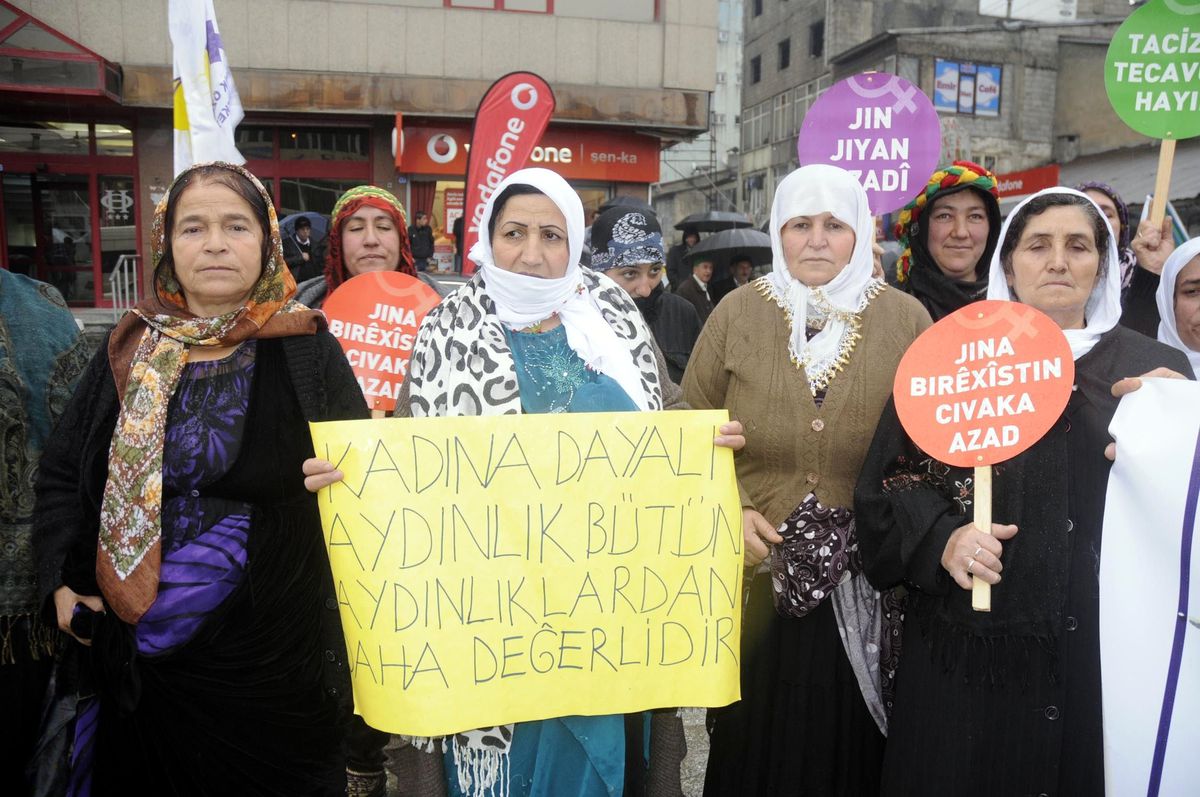 Hakkarili Kadınlar Şiddete Karşı Yürüdü