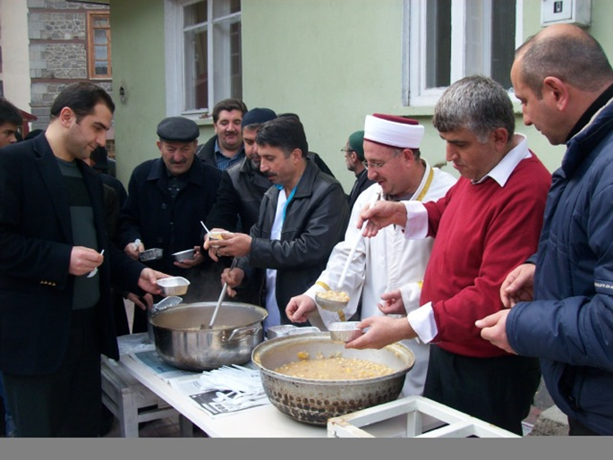 İmam Aşure Dağıttı