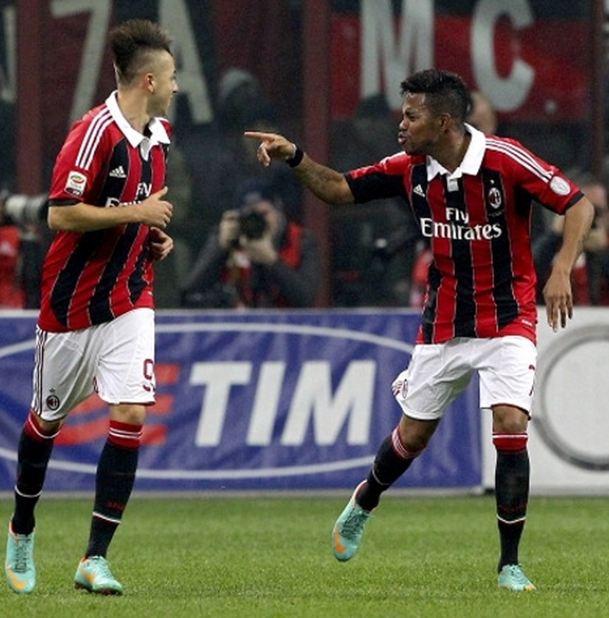 İtalya\'dan Futbol -Ac Milan, Lider Juventus\'u 1-0 Yendi