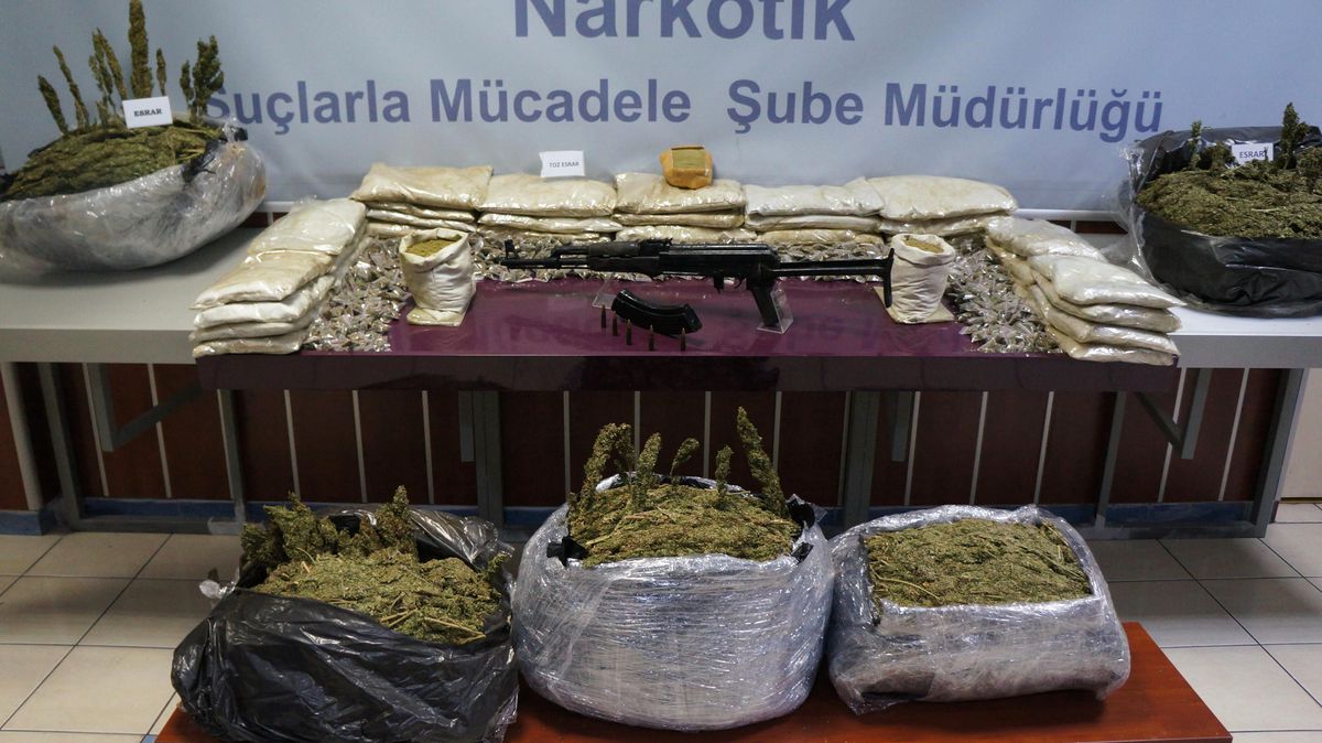Kalaşnikoflu Uyuşturucu Çetesi