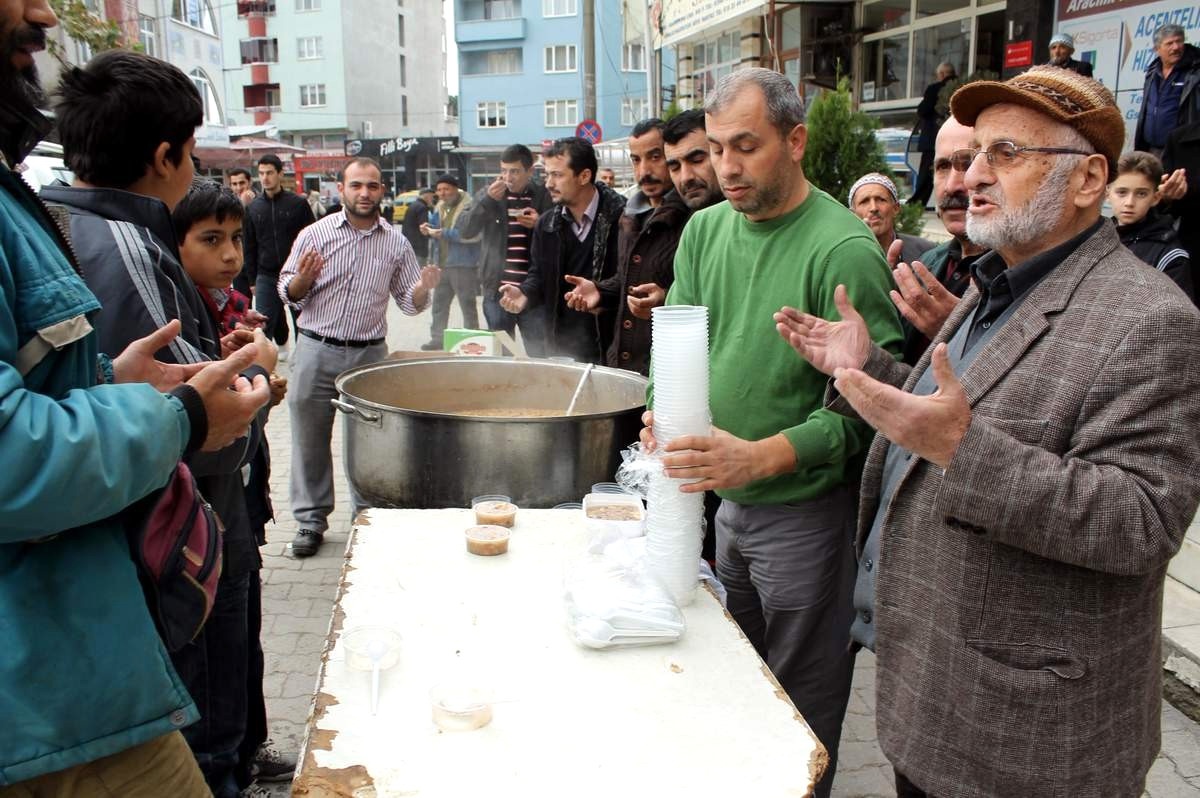 Manyas Çarşı Esnafı 3 Bin Kişiye Aşure Dağıttı
