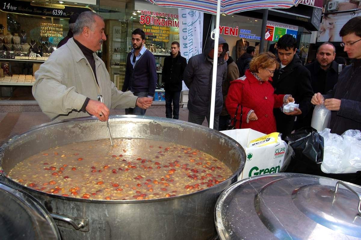 Memur-Sen Bandırma\'da Aşure Dağıttı