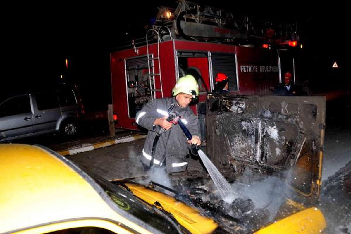 Otomobil Yandı, Gözyaşlarına Boğuldu