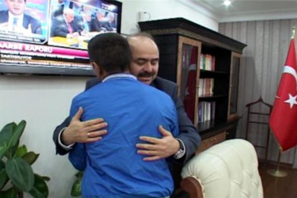 PKK\'dan Kaçan Genç, Babasıyla Birlikte Siirt Valisi\'ni Ziyaret Etti
