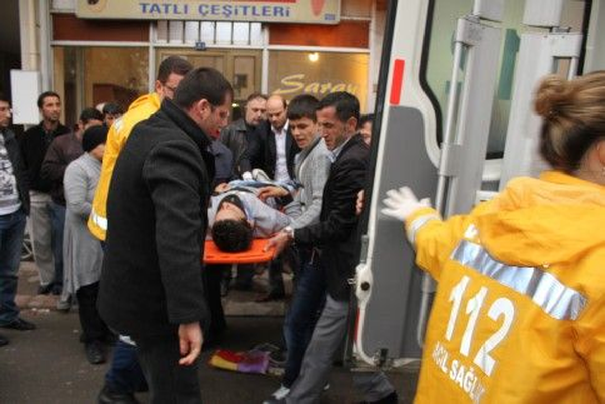 Sakarya\'da Otomobil Yol Kenarında Yürüyen Yayaya Çarptı