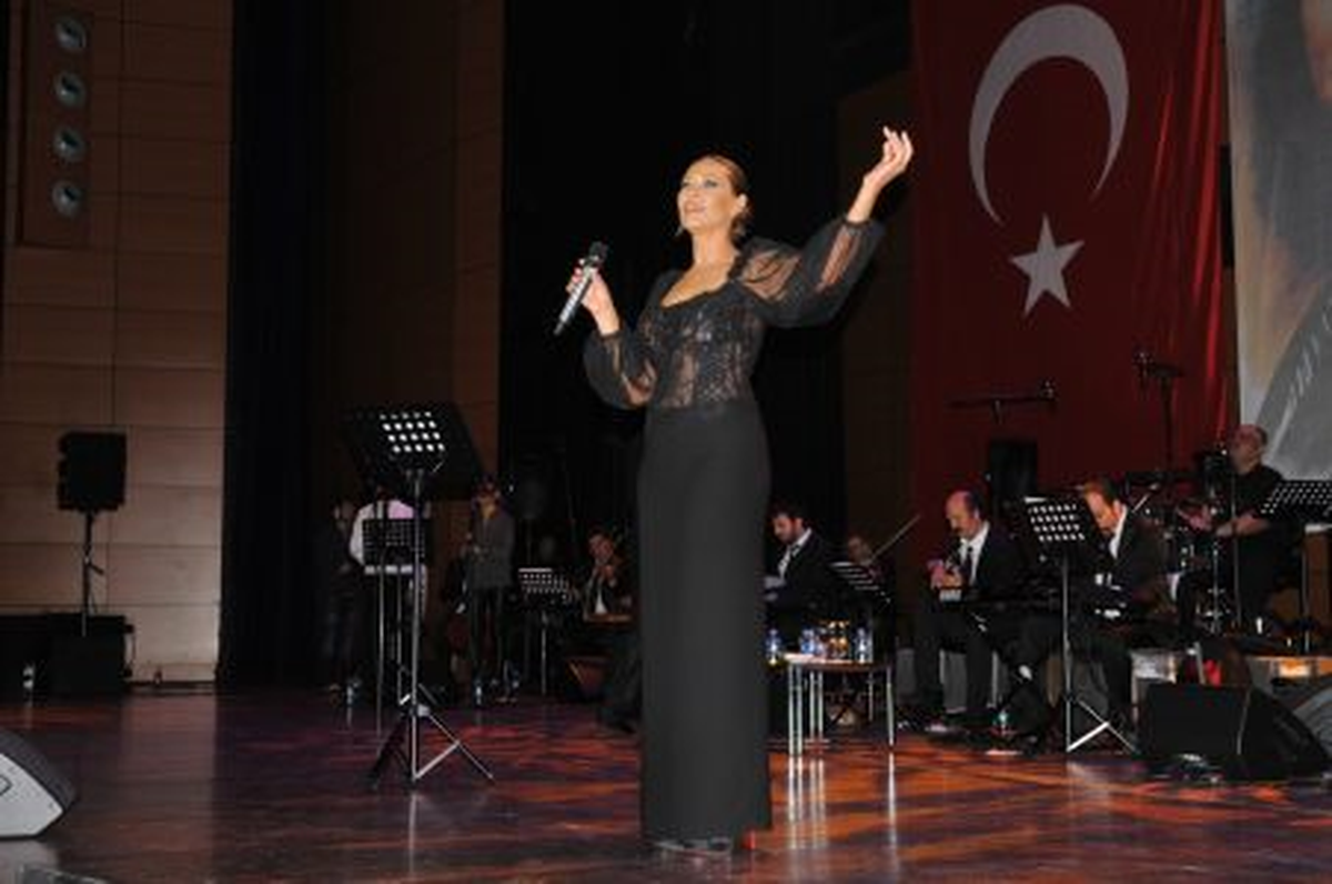 Şişlili Öğretmenler, Hülya Avşar Konseriyle Coştu
