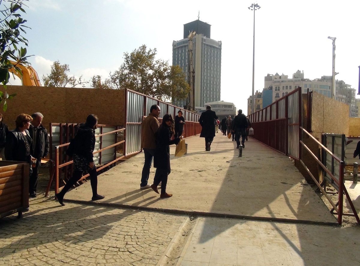 Taksim\'de Yaya Üstgeçidi Faaliyete Geçti