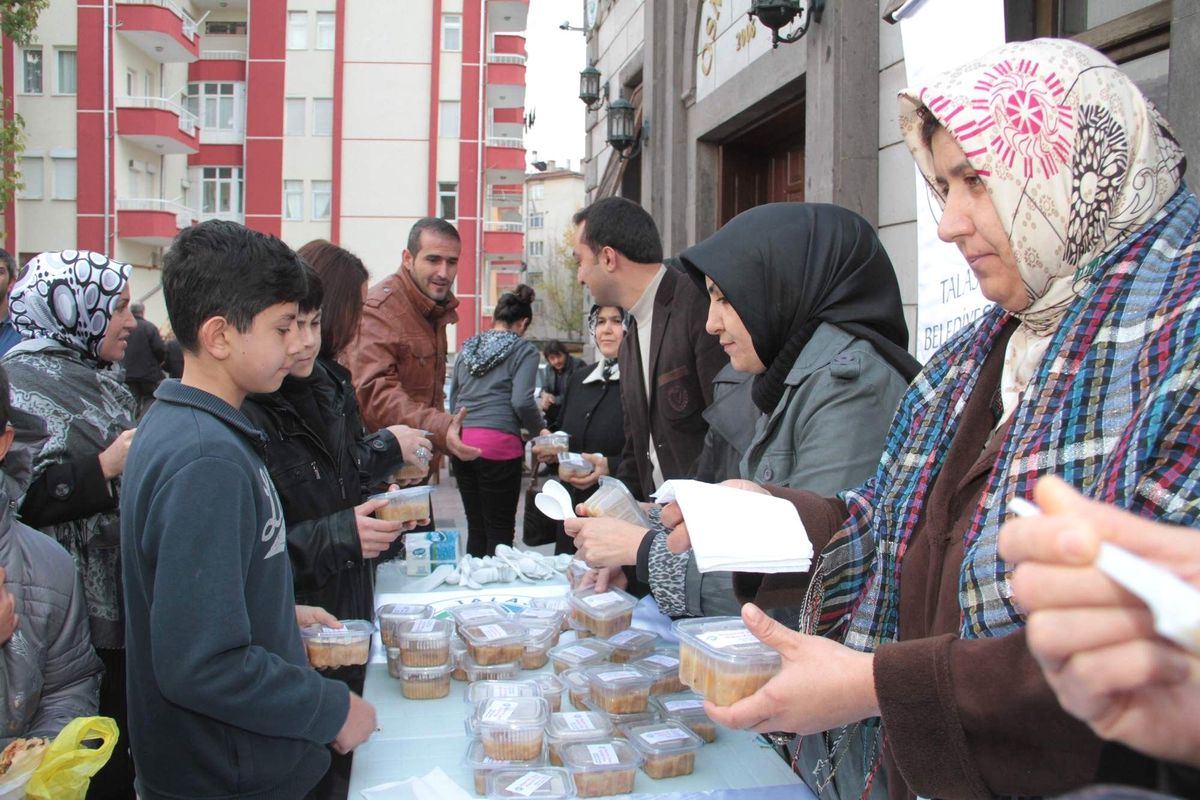 Talas Belediyesi Aşure Dağıttı