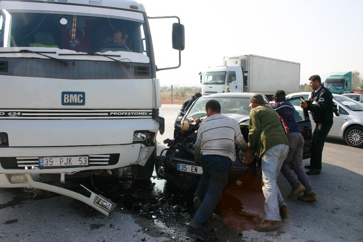 Tankerle Otomobil Çarpıştı: 1 Yaralı