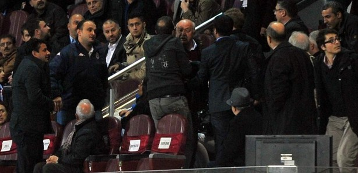 Trabzonspor Taraftarları Sadri Şener\'i İstifaya Çağırdı