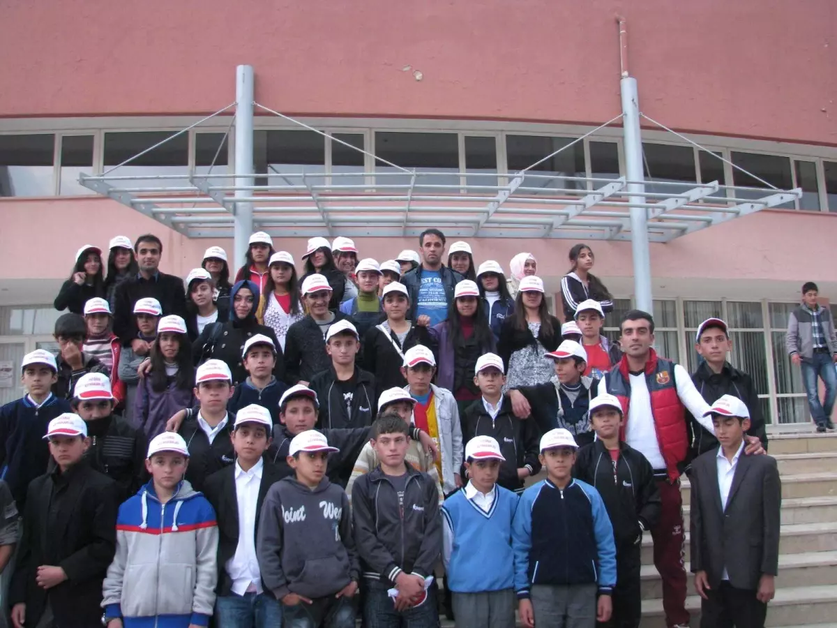 Yatılı Okul Öğrencilerine Tiyatro