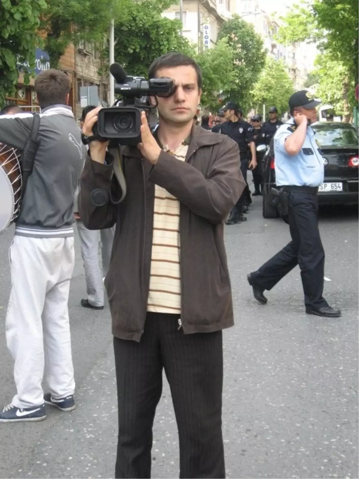 Yerel Televizyon Kameramanına Saldırı