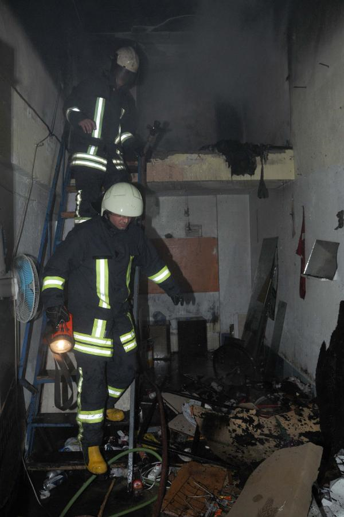 Alevler Arasında Kalan 1 Kişi Öldü, 2 Kişide Yaralandı
