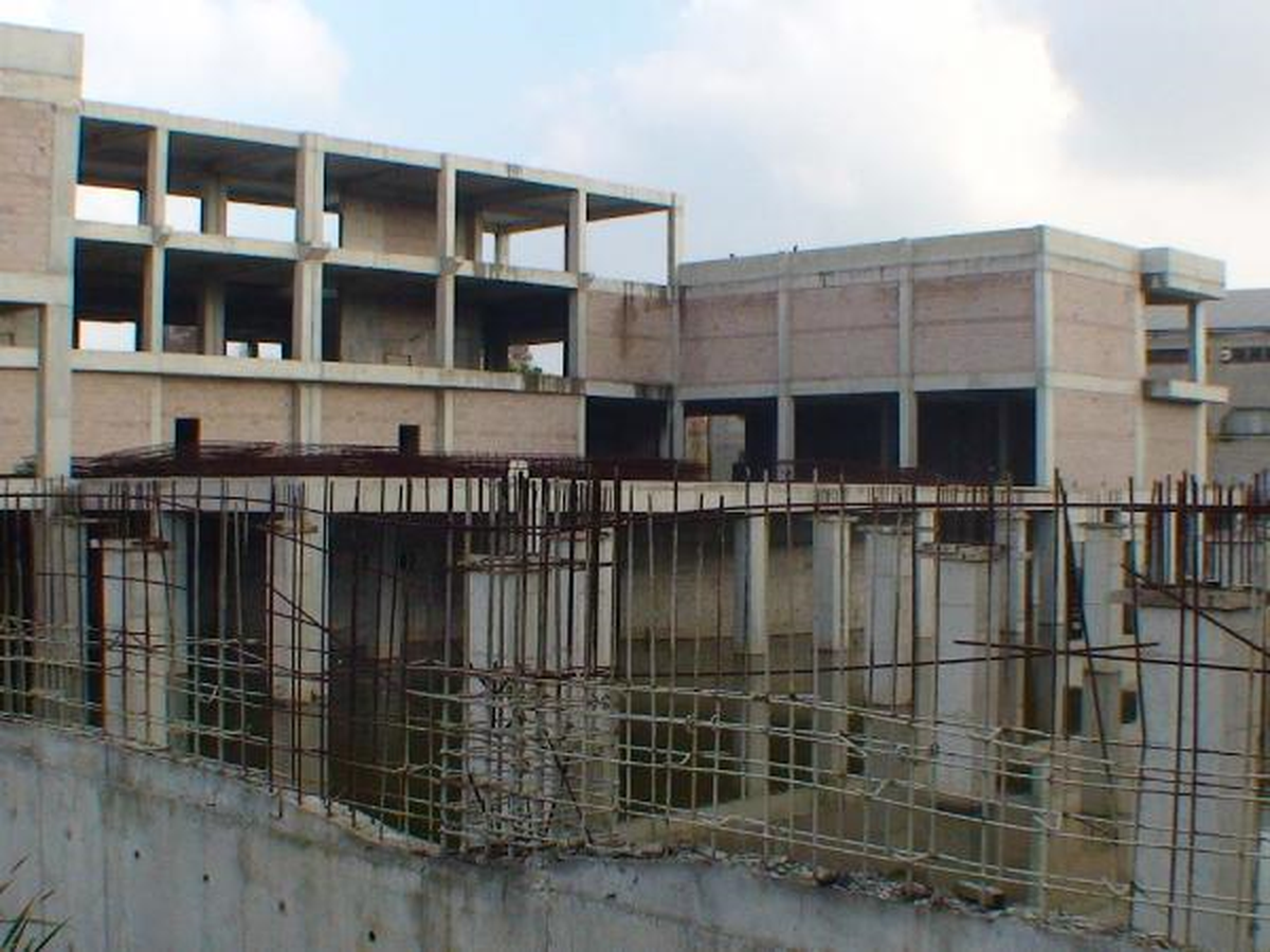 Alışveriş Merkezi İnşaatı Çürümeye Terk Edildi