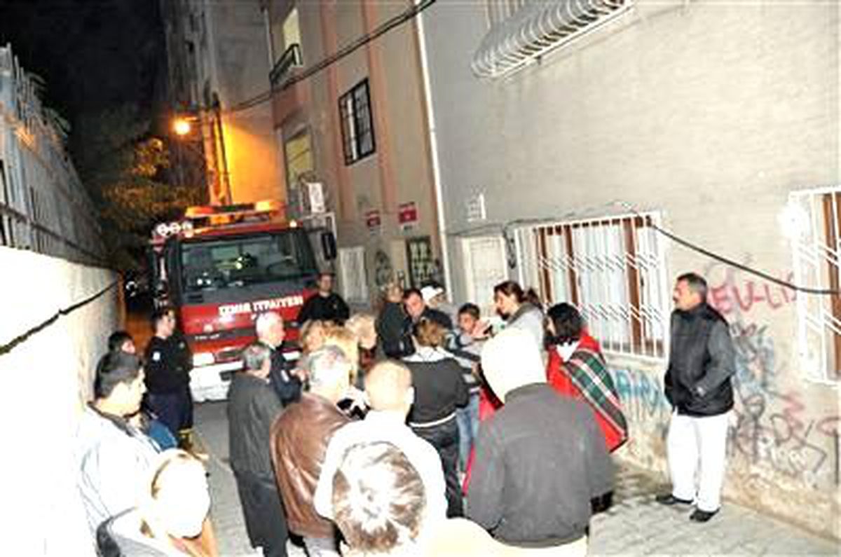 Apartmanda Çıkan Yangın Paniğe Neden Oldu