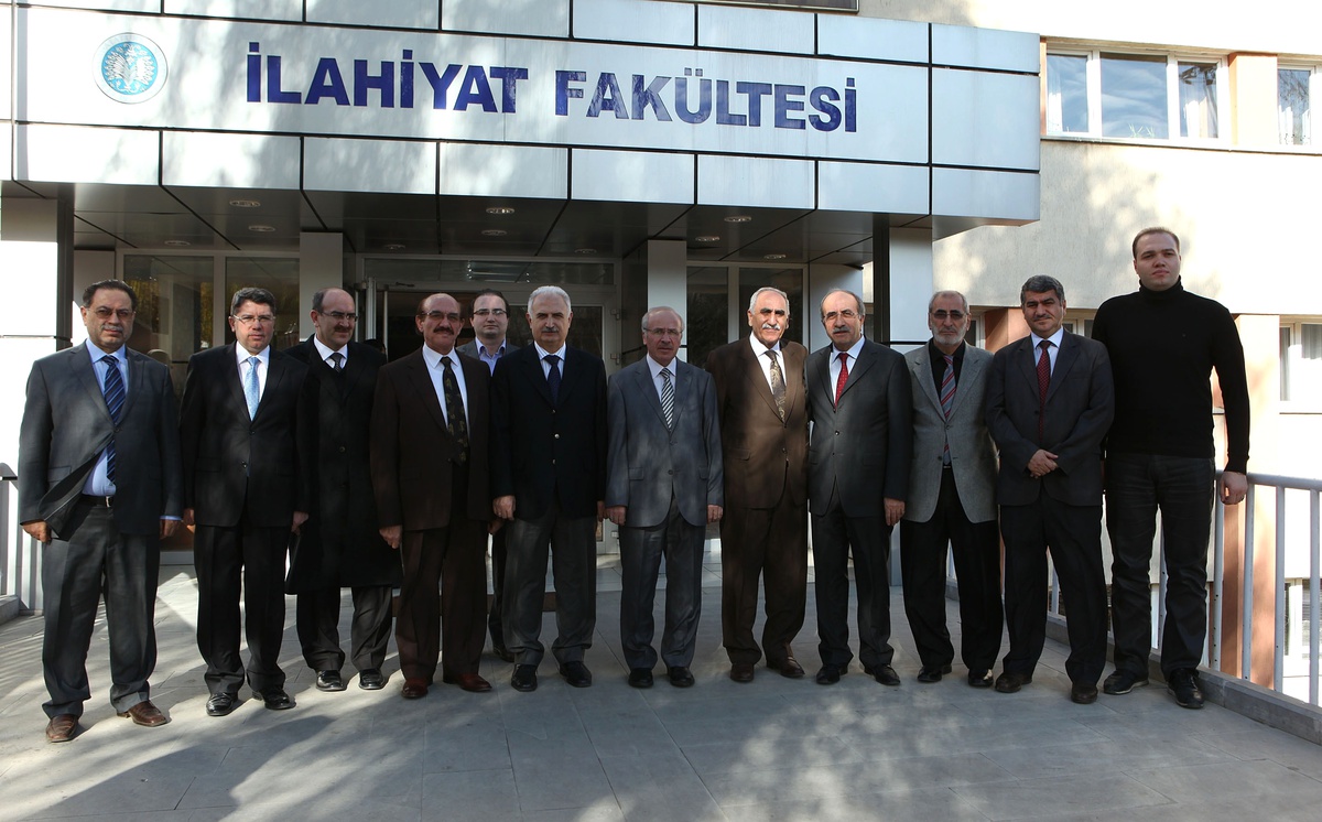 Atatürk Üniversitesi İlahiyat Fakültesi\'nde Devir Teslim Töreni...