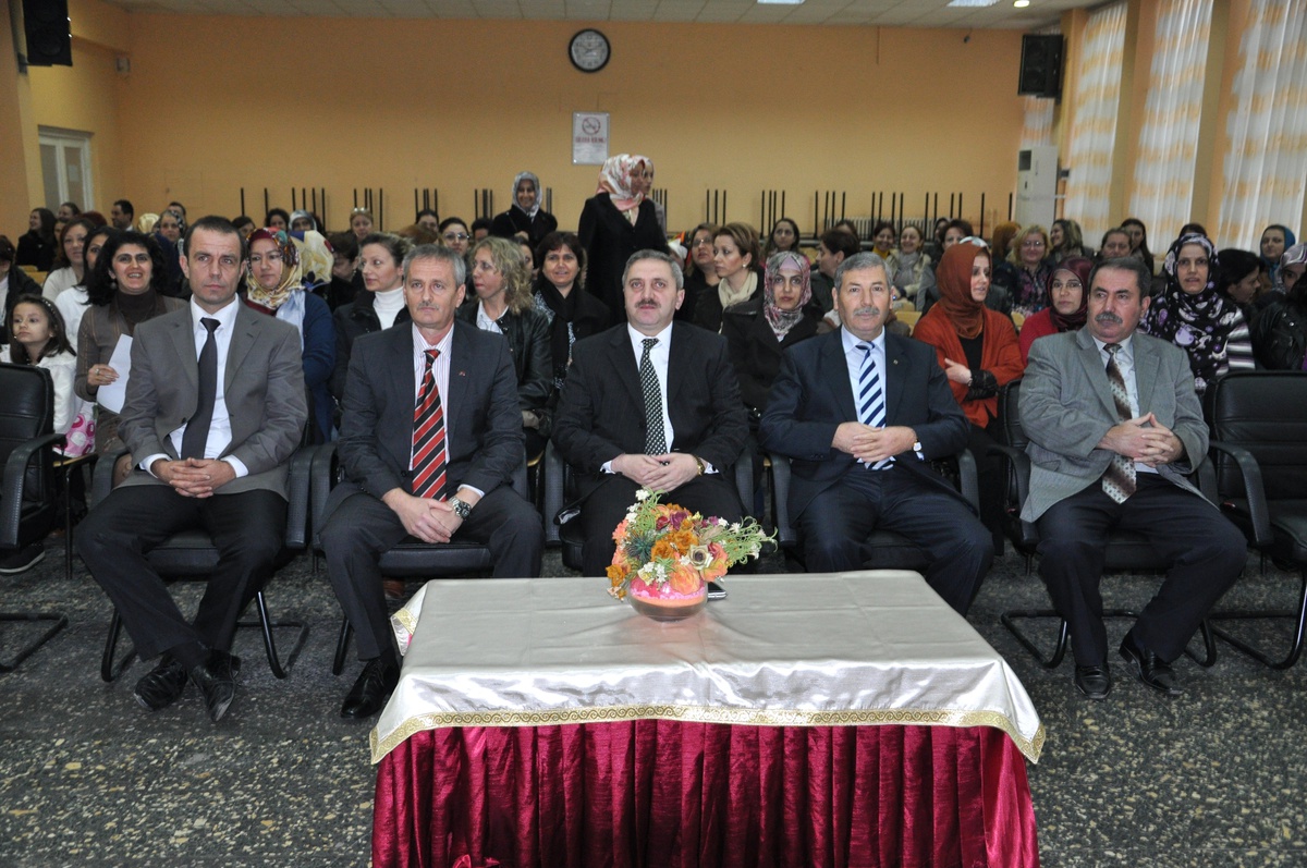 Başarılı Kursiyerlerine Belgeleri Veridi